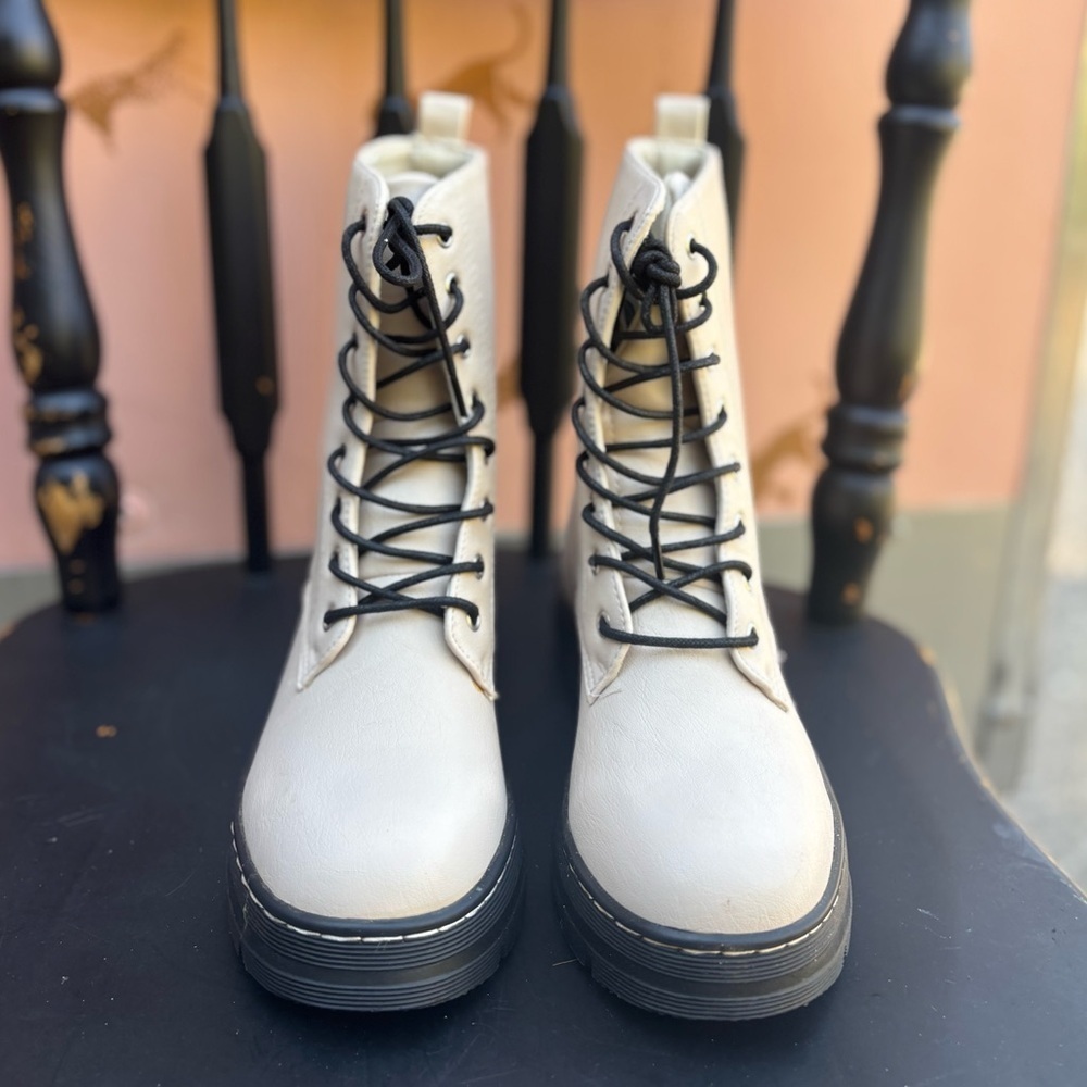 CCOCCI Cream Lace-Up Combat‎ Boots